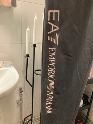 armani byxor - säljer dessa super fina armani byxor i jätte bra skick använda några gånger st M men passar även S, köparen står för frakten annars kan jag mötas i uppsala 💓