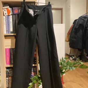 Kostymbyxor  - Snygga kostymbyxor med raka/breda ben! (Frakt tillkommer)