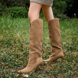 Stövlar - Oanvända stövlar från shein, storlek 41 men alldeles för små för mig så skulle säga 39/40. Köptes för 800 kr.