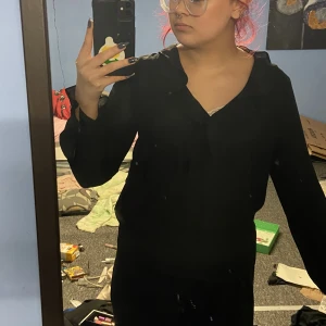 Blus från gina stl 38 - Fin blus ja köpt på second hand som tyvärr är en aning för liten för mig då jag har stl 40. Set ny ut och inga skråmor på den😁 om tydligsre bild önskas så hör gärna av er i dm😄 60kr