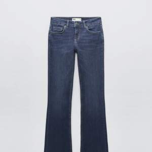Lågmidjade utsvängda Zara jeans, har sytt dom mer lågmidjade så kom privat för fler bilder❤️ frakt ingår inte