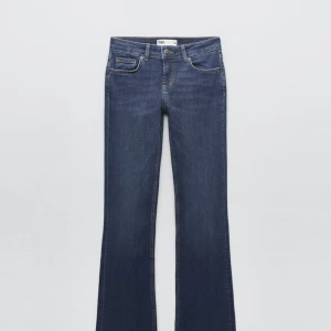 Zara jeams - Lågmidjade utsvängda Zara jeans, har sytt dom mer lågmidjade så kom privat för fler bilder❤️ frakt ingår inte