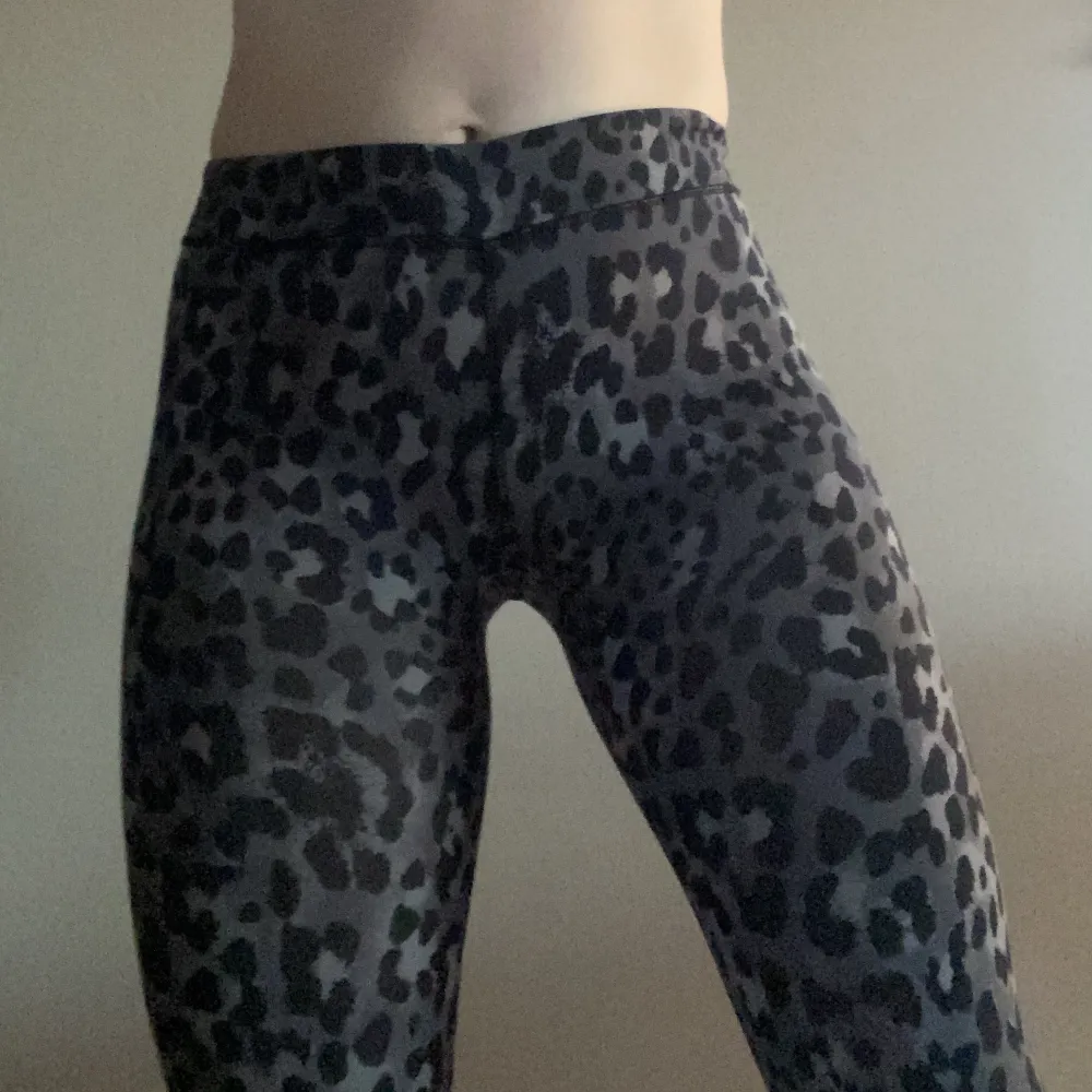 Leopardmönstrade träningstights men rosa detaljer från Gina tricot. . Jeans & Byxor.