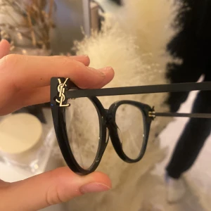 Ysl glasögon bågar - Har förändrat synfel och kan inte andvända dessa, säljer bågen som hår att andvända på nytt me annat glas elr till och med solglas nypris 3000kr