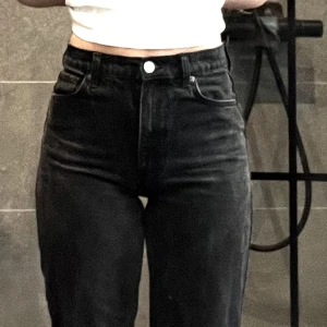 Zara jeans - Jeans från zara i storlek 36, jag är 170 cm.