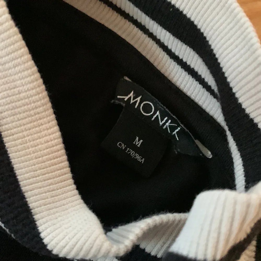 En kortärmad tröja från Monki med ränder på. Kommer tyvärr inte till användning längre, därav säljer :). T-shirts.