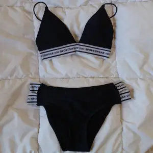 Superfin bikini med över och underdel, knappt använd så väldigt bra skick💕 Överdel är storlek 34 och underdel är storlek 36🐚💕