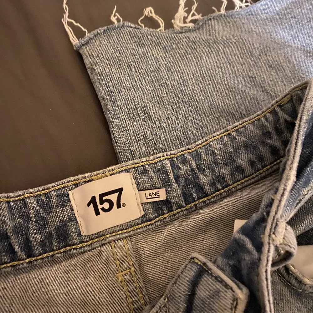 Säljer ett par jätte fina jeans som jag aldrig använt bara testad för känner att dom inte riktigt passar på mig. Nypris 400. Skriv om ni har frågor❤️. Jeans & Byxor.