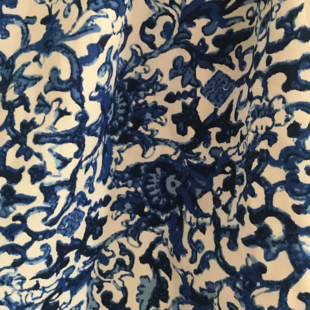 Vitblå mönstrat linne från Lager 157.  Fint skick.. Toppar.