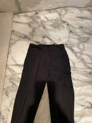 Träningstights  - Träningstights från stadium soc storlek S. Har fickor på bägge sidorna av benen som man kan ha sin telefon i. Är i vanligt material inte funktions material. 