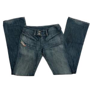 Så snygga jeans från Diesel!!!! Lågmidjade och Bootcut!! Midjemått: 70 cm  Innerbenslängd: 82 cm  Budgivning ifall många är intresserade 🥰