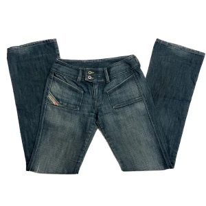 Supersnygga jeans!! - Så snygga jeans från Diesel!!!! Lågmidjade och Bootcut!! Midjemått: 70 cm  Innerbenslängd: 82 cm  Budgivning ifall många är intresserade 🥰