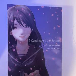 ”5 centimeter per second”, bra manga inplastad. Använt skick, men inga defekter inne på sidor. Nypris kring 180, jag köpte den på science fiction bokhandeln i Malmö.