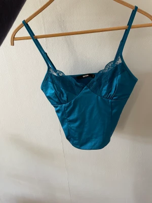 Topp bikbok - Blå festtopp från bikbok, aldrig använd storlek small🥰