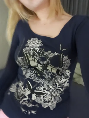 Grunge tröja - Långärmad mörkblå tröja med design. Knappt använd pga opassande storlek