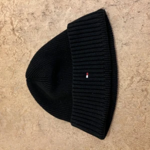 Mössa - Säljer denna mössa från Tommy Hilfiger. One size så passar alla