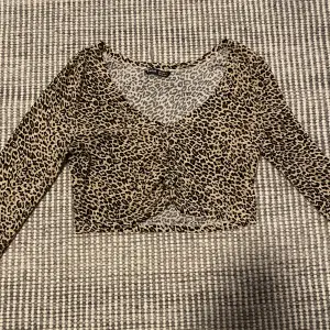 Jag säljer denna långärmade leopard tröja från shein då den inte kommit till användning på ett tag.  Den är i ett bra skick.😊 Köparen står för fraken! Hör av er vid frågor eller annat💗