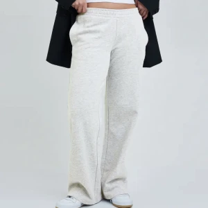 Low rise sweatpants bikbok - Säljer mina lågmidjade mjukisar från bikbok. Storlek XS. Blev för små på mig.  Endast använda en gång. 