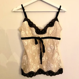 Supersöt beige linne med svart spets!❤️🍒 - Jättesöt beige nattlinne med gulliga svarta spets detaljer❤️💋!!! Storlek S skulle jag säga! Använd köp nu funktionen!❤️