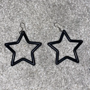 Stjärnor örhängen - Ej silver, stjälpa stjärnan är i plast och de är ej tunga, bra skick ✨Frakt 13kr ej spårbart via köp i chatten, 29kr spårbart i köp via ”köp nu”