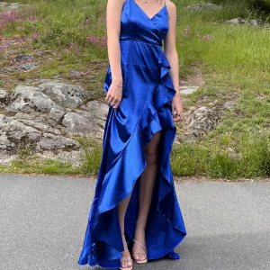 Blå balklänning  - Jag säljer min fina balklänning eftersom den inte kommer till användning. Använde den en gång på balen förra året och den är i fint skick! Passar perfekt till avslutnings bal i sommar. Passar bra på mig som är 170 cm lång.