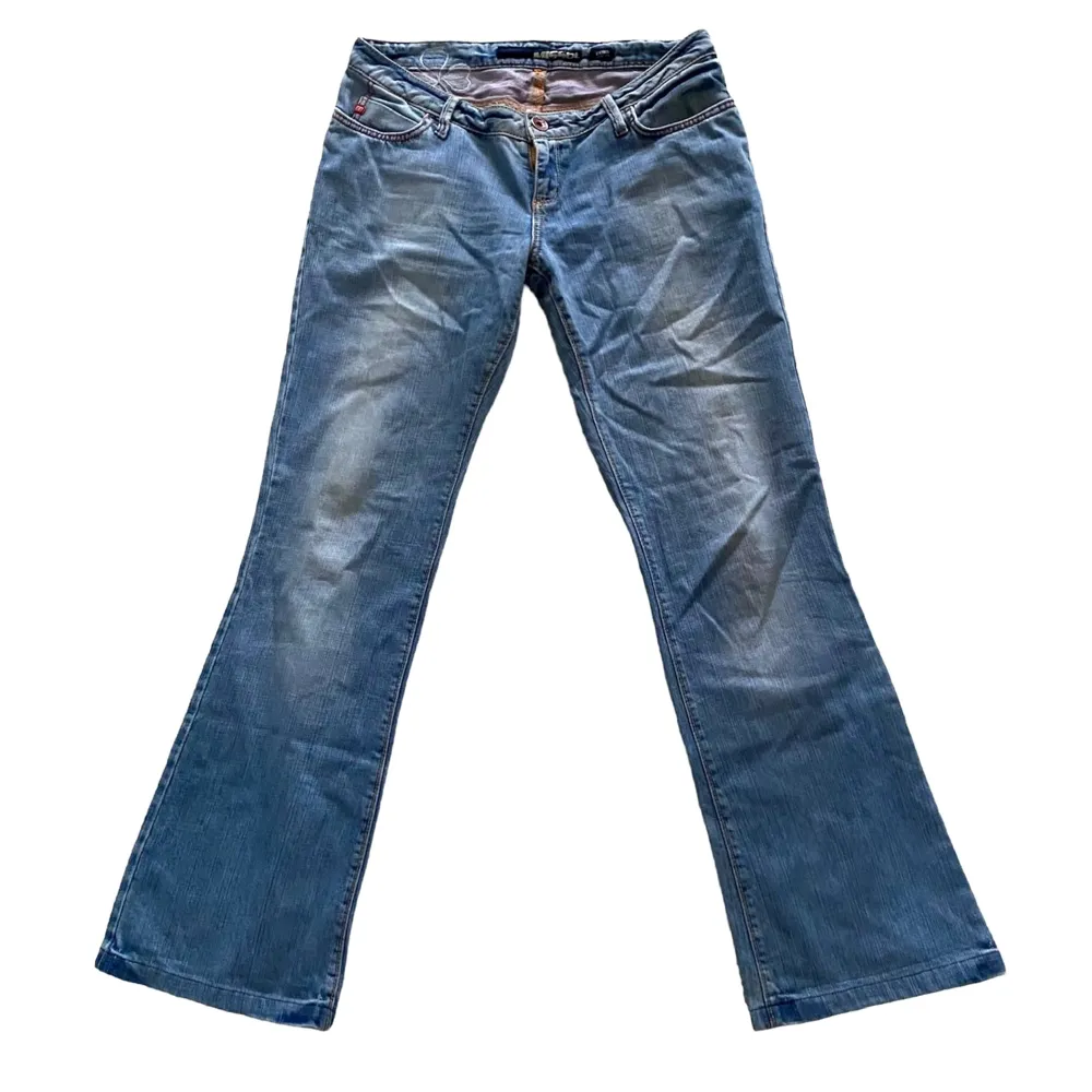 Lågmidjade w31 bootcut äkta miss sixty jeans med as snygga detaljer, köpta pp depop men passade mig ej 💔sista e lånad från pinterest på ett par liknande i passform!! midjemått: 40cm tvärs över, innerbensmått: 79cm (går att sprätta upp 4-5cm). Jeans & Byxor.