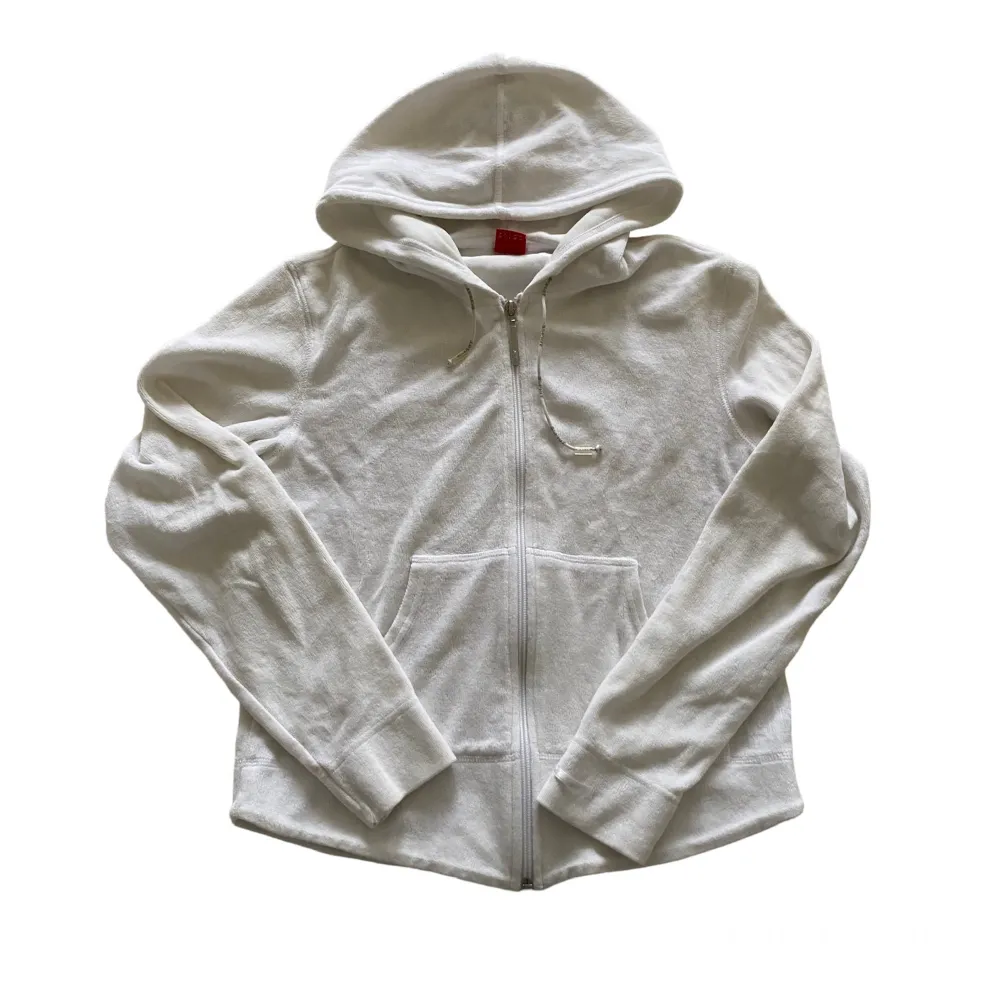 Zipup hoodie från Esprit, en äldre modell av märket så storleken stämmer def inte, står L men för tight för mig, skulle säga att den passar som en XS-S. Hoodies.