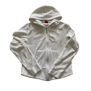 Zipup hoodie från Esprit, en äldre modell av märket så storleken stämmer def inte, står L men för tight för mig, skulle säga att den passar som en XS-S