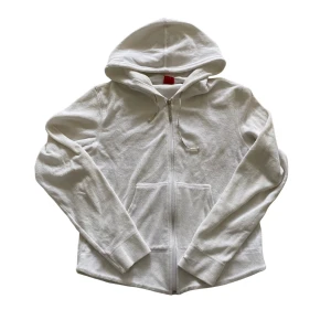 Esprit zipup - Zipup hoodie från Esprit, en äldre modell av märket så storleken stämmer def inte, står L men för tight för mig, skulle säga att den passar som en XS-S