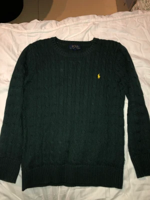 Ralph lauren tröja - Hej! Säljer min Ralplauren tröja i er fint skick, den är för liten och har typ aldrig använt den, hör bara av er👍🏼