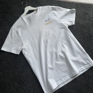 tshirt - axel arigato - tshirt från axel arigato, storlek S  lite missfärgad runt kragen men går nog att putsa bort. 