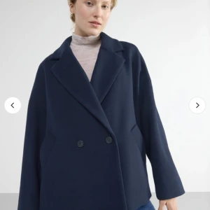 Vårjacka  - Jag säljer denna finna jacka från Lindex, den funkar lika bra på våren som på vintern. Använd fåtal gånger, är i ny skick. Säljer den för 750kr nypris jag 1000kr pris kan diskuteras!