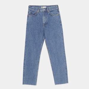 Zara jeans i modellen ”The Slim Straight”🌸 Inte samma färg som första bilden men samma modell💓Sjukt sköna och snygga men tyvärr för små för mig som är M/L 175💕Sparsamt använda. Skriv för fler bilder🥰