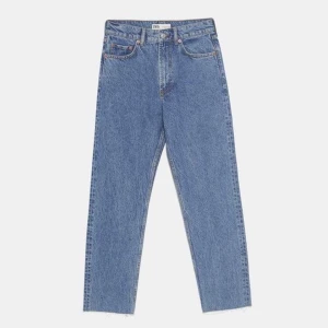 Zara the slim straight jeans - Zara jeans i modellen ”The Slim Straight”🌸 Inte samma färg som första bilden men samma modell💓Sjukt sköna och snygga men tyvärr för små för mig som har medium och är 173💕Sparsamt använda. Skriv för fler bilder🥰