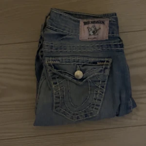 True Religion Jeans - inga defekter eller så! Skulle tro att de är 28 i midja och 32 i längden, jag på bilden är 170 och har vanligtvis strl 26/34!