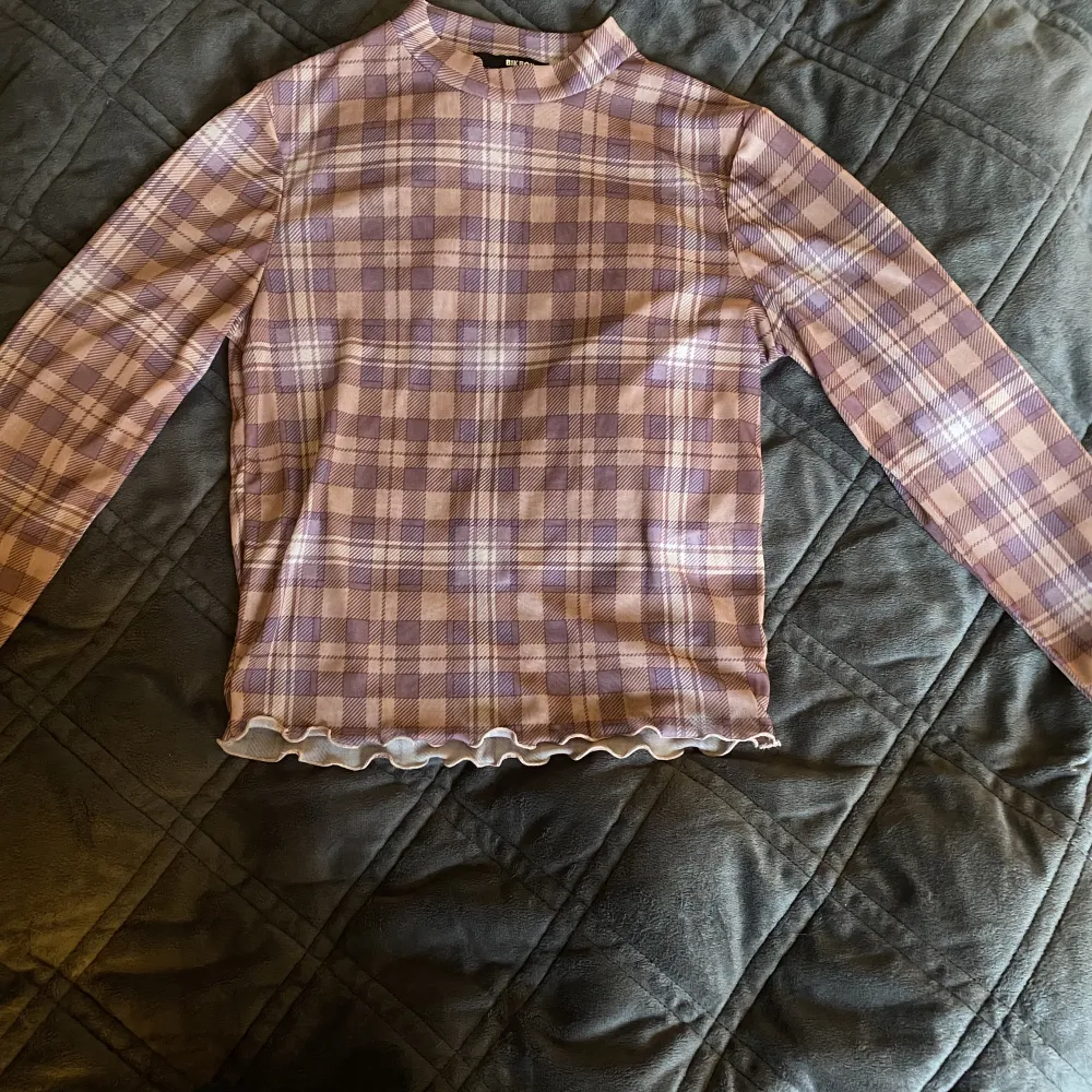 En söt turtle-neck tröja från bikbok som är oanvänd och tvättad<3. Toppar.