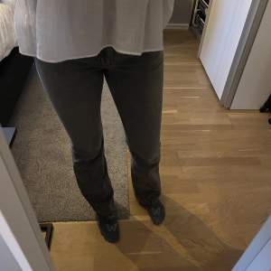 Säljer dessa full length gråa jeansen från Gina. Första bilden är min egen och andra är lånad från hemsidan. 