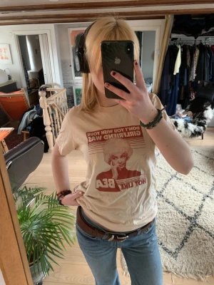 t shirt med tryck - tröja med coolt tryck:) köpt secondhand <3