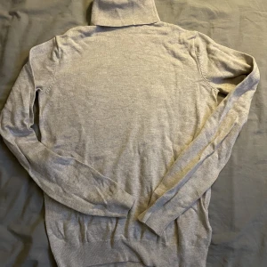 Beige polotröja  - Säljer en beige polotröja i hyfsat bra skick. Säljer då den inte längre är min stil 