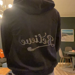 Mörkblå zip hoodie - Mörkblå zip hoodie i velour med texten: ”Believe” på ryggen. Den är köpt på Lindex i storlek 134/140. Inga defekter. 