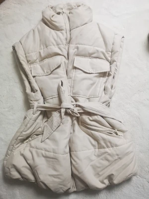 Väst från indiska  - Hej jag säljer en väst från indiska. Den är i storlek L. 