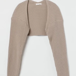 Beige bolero. - Säljer denna slutsålda boleron ifrån hm! Nyskick då den endast är använd en gång. Sitter supersnyggt men får ingen användning för den!🫶🏻