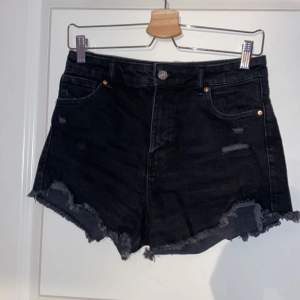 Svarta jeans shorts från Bershka. Oanvända! Storlek 38/M men väldigt tight i storleken.  Kan mötas upp eller frakta Köparen står för frakten.   Skriv för mer bilder eller om det är något ni undrar✨