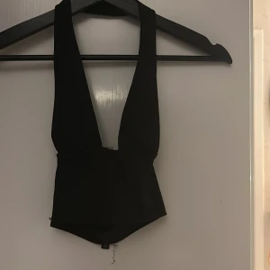 Topp - Säljer denna fina topp från H&M då den inte kommer till användning. Köpare står för frakt!