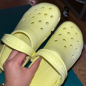 Crocs - Säljer ett par helt nya/oanvända Crocs sandaler i storlek 37-38 Finns även i storlek 38-39  Båda för 350kr Finns att hämta i Sthlm eller köparen får stå för frakt 📦 