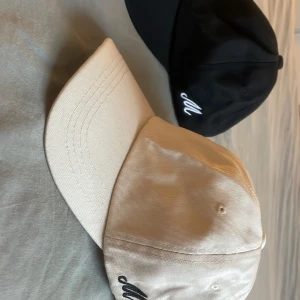 Kepsar - 2 kepsar köpta för länge sedan, minns ej vart. Aldrig använda. Köp båda för 100kr, eller 60kr styck. Skriv för fler bilder.😊