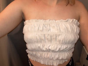 Topp - ❌färgen är orättvis på bild!!❌ Topp från hm köpt för ca 150kr säljes för 50 eller bud stretchigt matrial så skulle säga den passar en XS-M