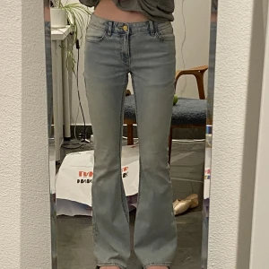 lågmidjade jeans  - säljer mina skitsnygga lågmidjade bootcut jeans från lindex i en najs ljusblå wash!! de är i strl 170 men det är exakt som en XS🤍 säljer då de inte är min stil längre. midja: ca 73 cm & innerbenslängd: 79 cm. kontakta för frågor/bilder/intresse!☺️