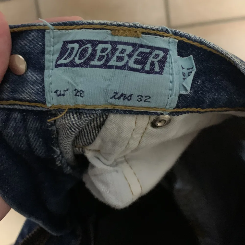 Ett par SUPER fina Dobber jeans i modellen KATIE. Jag har lappar kvar och endast använda ett par gånger. Säljer pga de inte används mycket och för att de är för små i midjan. Det står 28 i midja men skulle säga 24. Innersömen 32, de är långa för mig (162). Jeans & Byxor.
