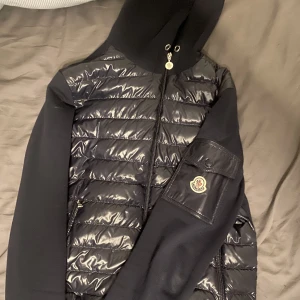 Moncler cardigan med luva - Säljer monca cardigan i size L skick 9/10 ( finns snören till luvan )  